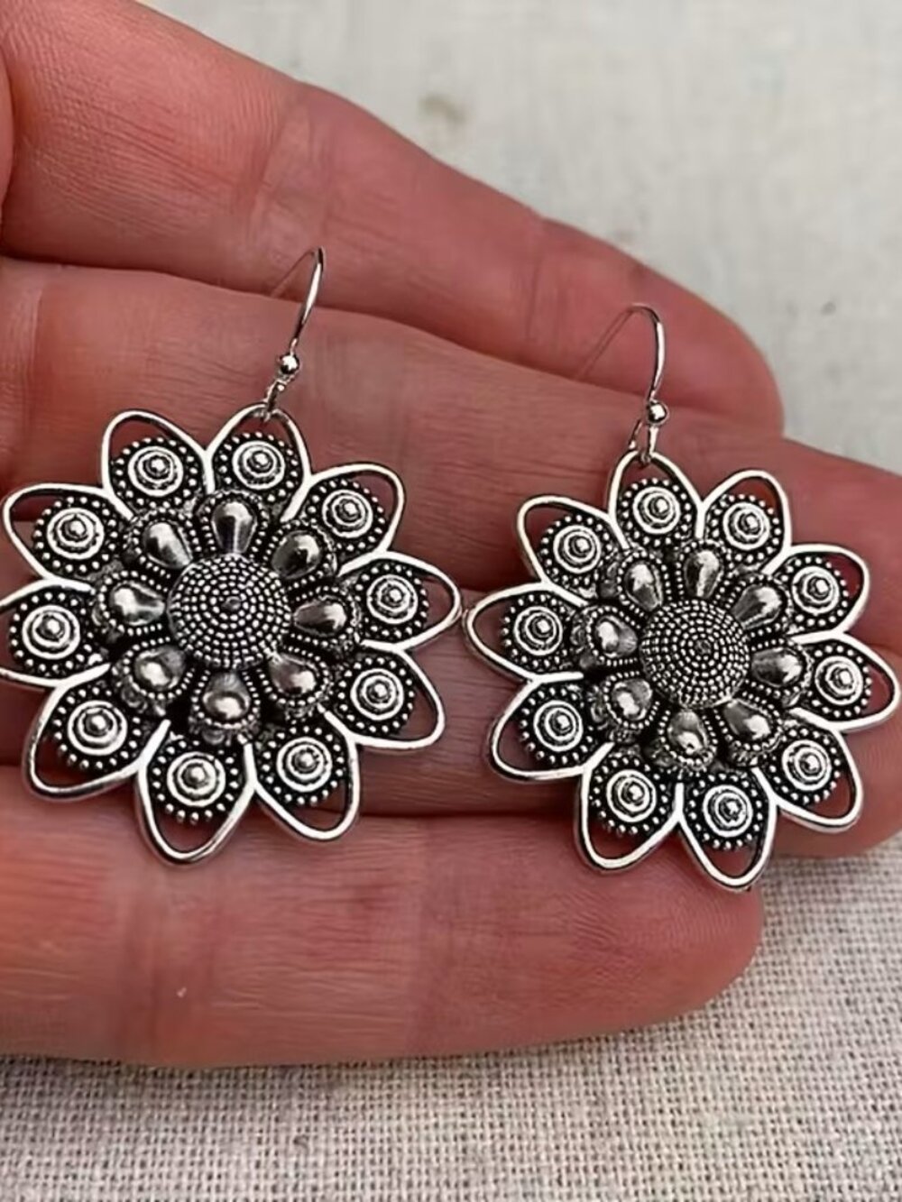 Vintage Bohemian Style Silvery Earrings With Flower Pendant Z2